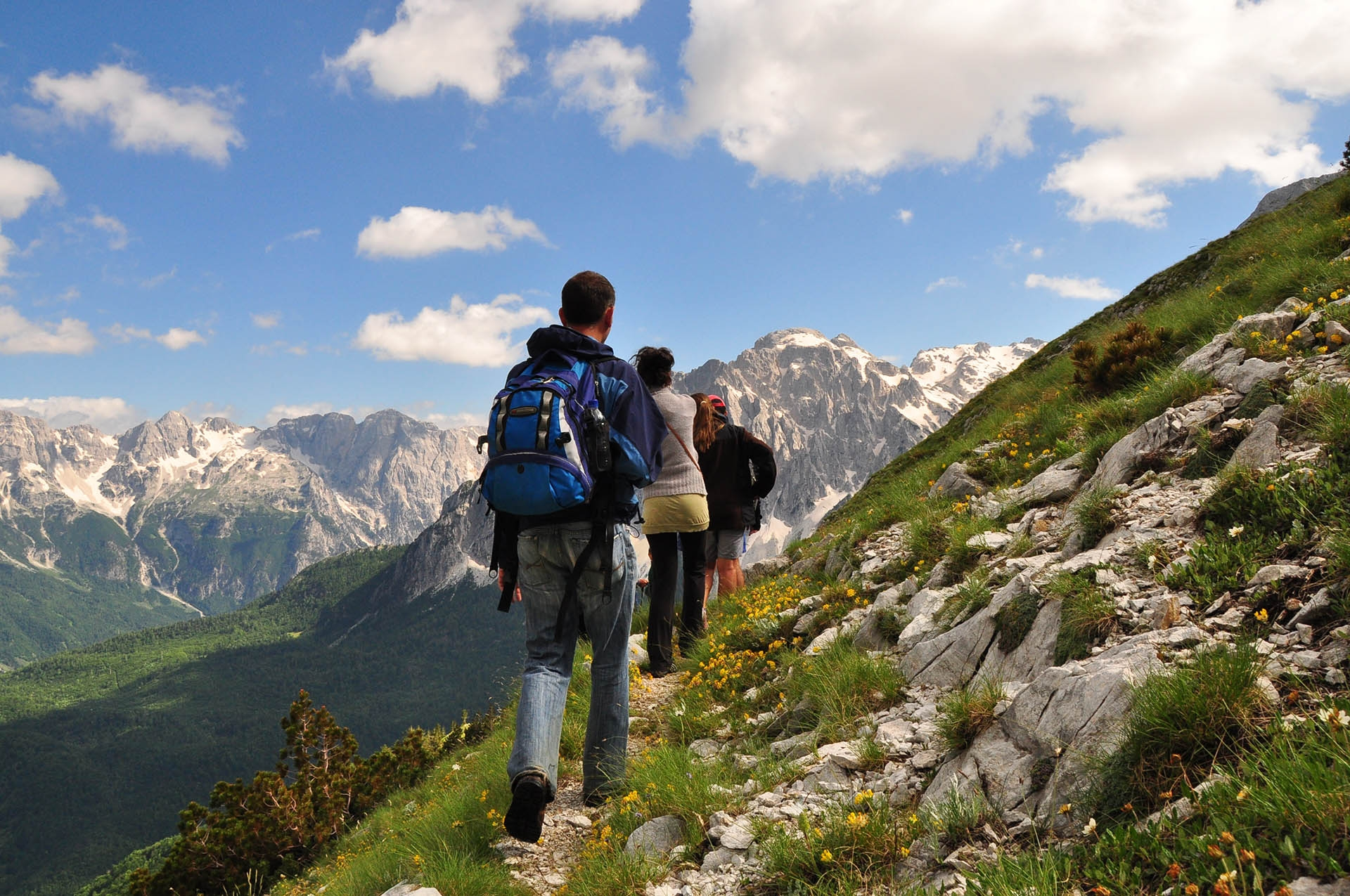 Wandelaars tussen de bergen bij Valbona